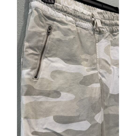 Aritzia TNA Alix Pant in Tan Camo; XXS - Picture 5 of 8